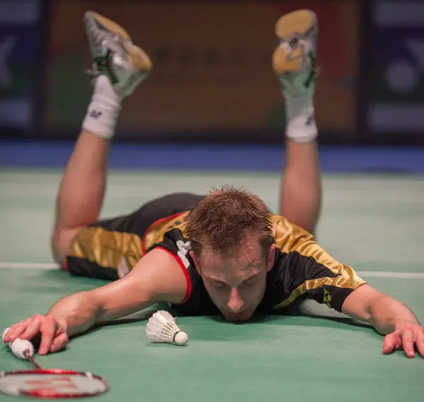 peter gade diving on court